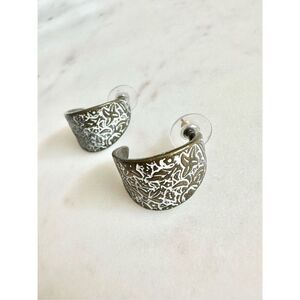 Bohemian flower edged hoop dangle earrings ￼